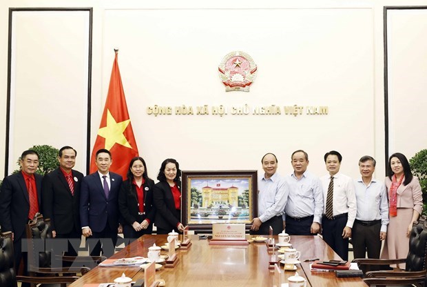 Chủ tịch nước Nguyễn Xu&acirc;n Ph&uacute;c tặng qu&agrave; lưu niệm cho Hội Chữ thập Đỏ Việt Nam. (Ảnh: Thống Nhất/TTXVN)