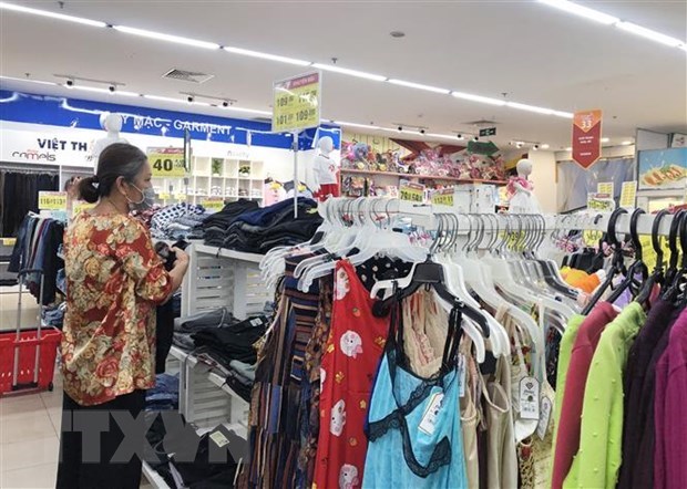 Người tiêu dùng Thành phố Hồ Chí Minh mua sắm hàng khuyến mại tại kênh phân phối hiện đại. (Ảnh: Mỹ Phương/TTXVN)