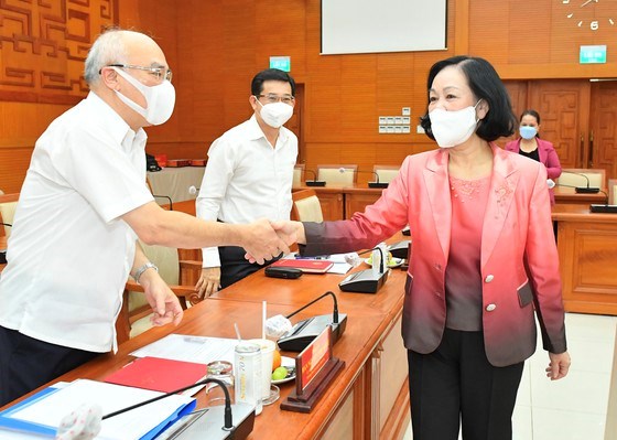 Trưởng Ban Tổ chức Trung ương Trương Thị Mai trao đổi với c&aacute;c đồng ch&iacute; l&atilde;nh đạo TPHCM. Ảnh: VIỆT DŨNG