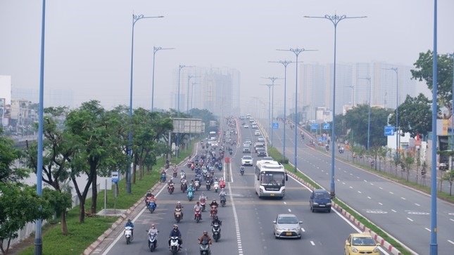 Nhiều nơi tại TPHCM tiếp tục xuất hiện&nbsp;sương m&ugrave;&nbsp;v&agrave;o s&aacute;ng 2/12, nồng độ bụi mịn vượt mức cho ph&eacute;p nhiều lần. (Ảnh: Hữu Huy)