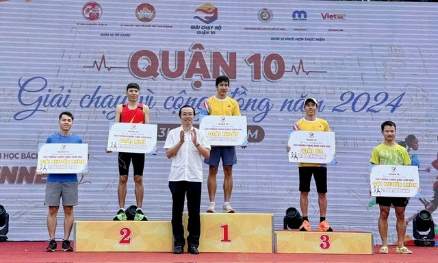 B&iacute; thư Quận ủy quận 10 L&ecirc; Văn Minh trao giải v&agrave; ch&uacute;c mừng c&aacute;c vận động vi&ecirc;n đoạt thứ hạng cao