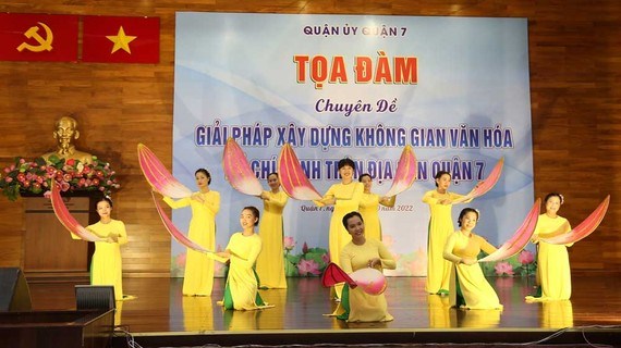 T&aacute;c phẩm &acirc;m nhạc về Chủ tịch Hồ Ch&iacute; Minh được biểu diễn tại c&aacute;c hội nghị tại quận 7