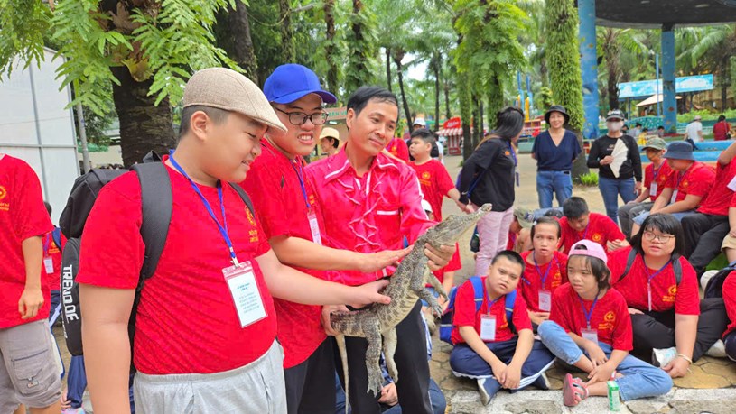 Người khuyết tật tham quan, vui chơi tại c&ocirc;ng vi&ecirc;n văn h&oacute;a Đầm Sen (Q.11)