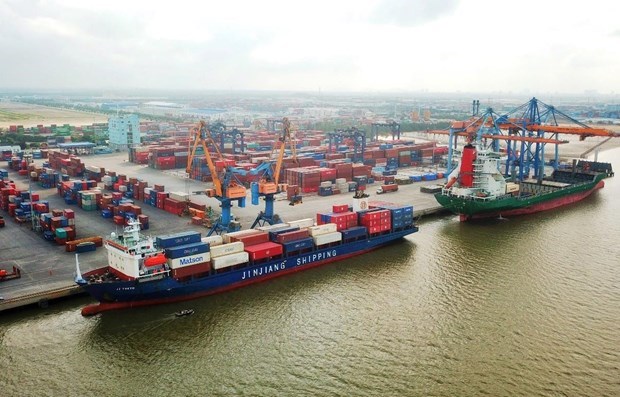 Bốc xếp container tại một bến cảng. (Ảnh: CTV/Vietnam+)