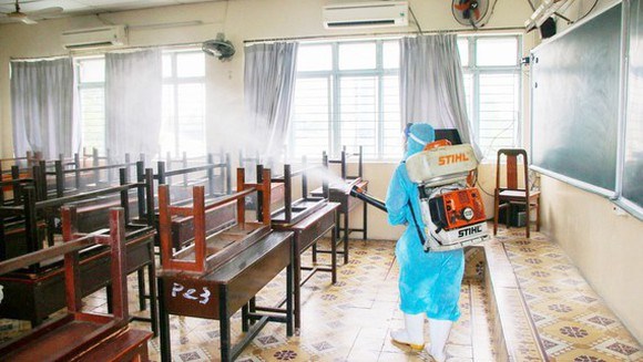 Phun khử khuẩn tại Trường THPT Nguyễn Du (quận 10) vào chiều 1/12