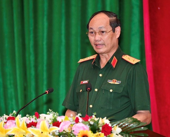 Trung tướng Nguyễn Văn Nam, Phó Bí thư Đảng ủy Quân sự TPHCM, Tư lệnh Bộ Tư lệnh TPHCM báo cáo kết quả năm 2022. Ảnh: VIỆT DŨNG