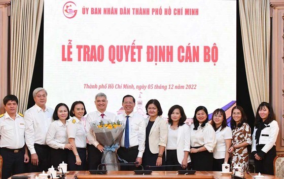 Chủ tịch UBND TPHCM Phan Văn Mãi, lãnh đạo Sở Tài Chính, Cục Thuế TPHCM chúc mừng tân Giám đốc Sở Tài chính Lê Duy Minh. Ảnh: VIỆT DŨNG