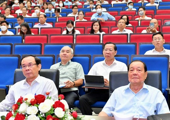 Bí thư Thành ủy TPHCM Nguyễn Văn Nên cùng các đại biểu dự hội nghị tại điểm cầu TPHCM. Ảnh: VIỆT DŨNG