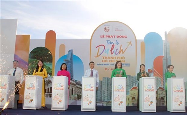 Đại diện bộ, ngành và Ủy ban Nhân dân Thành phố Hồ Chí Minh thực hiện nghi thức phát động Tuần lễ Du lịch Thành phố Hồ Chí Minh lần thứ hai năm 2022. (Ảnh: Mỹ Phương/TTXVN)