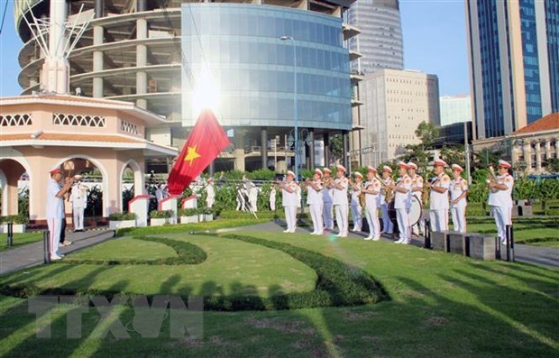 Bộ tư lệnh điều phối nghi thức Lễ Thượng cờ tại Cột cờ Thủ ngữ, quận 1, Thành phố Hồ Chí Minh. (Ảnh: Mỹ Phương/TTXVN)