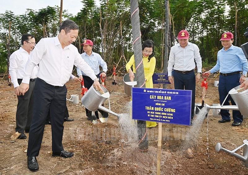 Ph&oacute; Chủ tịch UBND TP Dương Anh Đức c&ugrave;ng l&atilde;nh đạo tỉnh Điện Bi&ecirc;n tham gia trồng c&acirc;y. (Ảnh: Quốc Thanh)