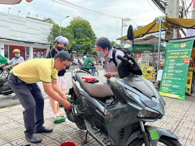 Thay nhớt miễn ph&iacute; cho&nbsp;c&ocirc;ng nh&acirc;n, người lao động, c&aacute;c b&aacute;c t&agrave;i của nghiệp đo&agrave;n xe &ocirc;m ở TPHCM