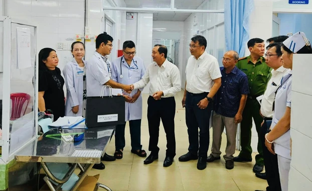 Lãnh đạo Sở Y tế, UBND Q.7 và Công an P.Tân Phú thăm nhân viên y tế bị hành hung.