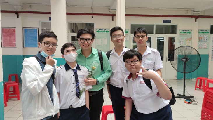 Học sinh THCS tại TP.HCM dự kiến được hỗ trợ 100% học ph&iacute;. Trong ảnh l&agrave; thầy tr&ograve; Trường THCS Nguyễn Du, quận 1, TP.HCM - Ảnh: NVCC