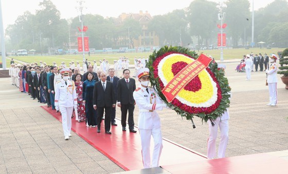 Đo&agrave;n đại biểu do Thủ tướng Nguyễn Xu&acirc;n Ph&uacute;c, Chủ tịch Hội đồng Thi đua - Khen thưởng Trung ương dẫn đầu đ&atilde; v&agrave;o Lăng viếng Chủ tịch Hồ Ch&iacute; Minh. Ảnh: VIẾT CHUNG