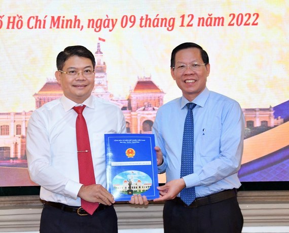 Chủ tịch UBND TPHCM Phan Văn M&atilde;i trao quyết định bổ nhiệm cho đồng ch&iacute; Nguyễn Th&agrave;nh Lợi. Ảnh: VIỆT DŨNG