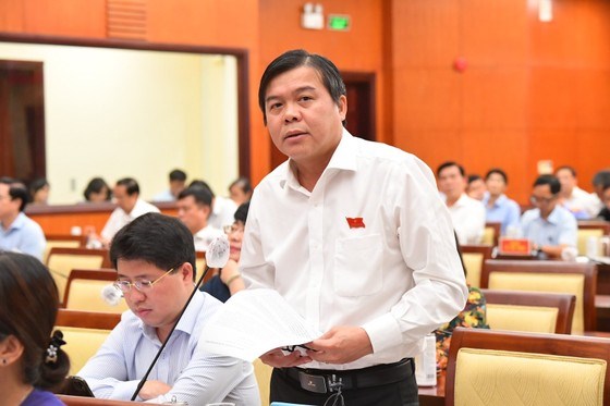 ĐB Tăng Hữu Phong chất vấn Chủ tịch UBND TPHCM. Ảnh: VIỆT DŨNG