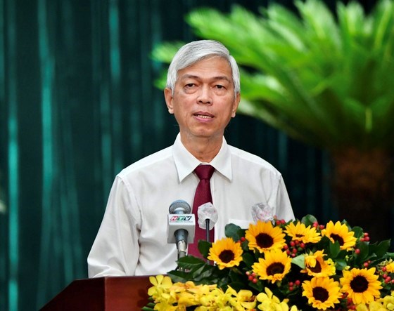 Phó Chủ tịch UBND TPHCM Võ Văn Hoan báo cáo tình hình thực hiện Nghị quyết 131. Ảnh: VIỆT DŨNG
