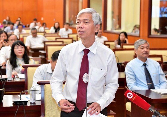 Phó Chủ tịch UBND TPHCM Võ Văn Hoan trả lời các đại biểu. Ảnh: VIỆT DŨNG