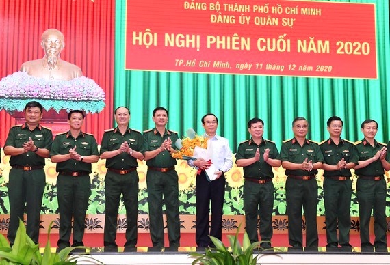 B&iacute; thư Th&agrave;nh ủy TPHCM Nguyễn Văn N&ecirc;n nhận hoa ch&uacute;c mừng giữ chức vụ B&iacute; thư Đảng ủy Qu&acirc;n sự TPHCM, s&aacute;ng 11-12-2020. Ảnh: VIỆT DŨNG