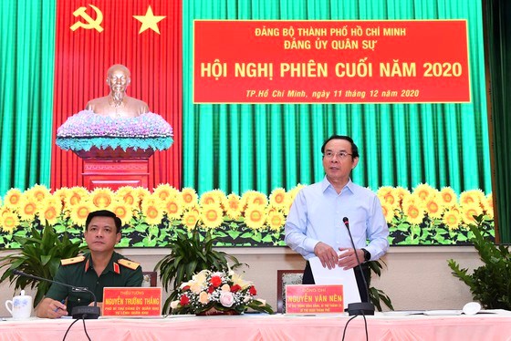 B&iacute; thư Th&agrave;nh ủy TPHCM Nguyễn Văn N&ecirc;n v&agrave;&nbsp;Thiếu tướng Nguyễn Trường Thắng, Ph&oacute; B&iacute; thư Đảng ủy, Tư lệnh Bộ Tư lệnh Qu&acirc;n khu 7 tại hội nghị, s&aacute;ng 11-12-2020. Ảnh: VIỆT DŨNG