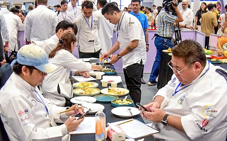 C&aacute;c th&iacute; sinh trong ng&agrave;y thi đầu ti&ecirc;n cuộc thi đầu bếp t&agrave;i năng quốc tế - Ảnh: H.K