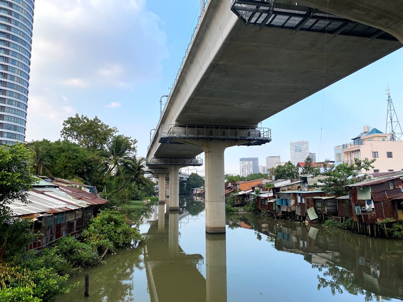 TP HCM c&ograve;n h&agrave;ng chục ng&agrave;n nh&agrave; tr&ecirc;n v&agrave; ven s&ocirc;ng, k&ecirc;nh rạch