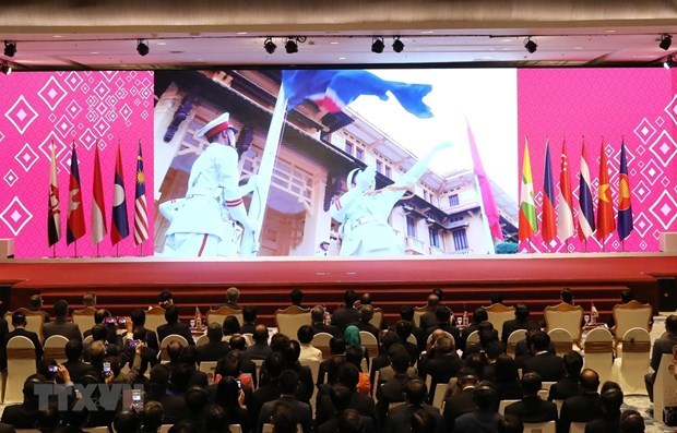 Tr&igrave;nh chiếu video giới thiệu về Việt Nam tại lễ b&agrave;n giao chức Chủ tịch ASEAN năm 2020 cho Việt Nam. (Ảnh: Thống Nhất/TTXVN)