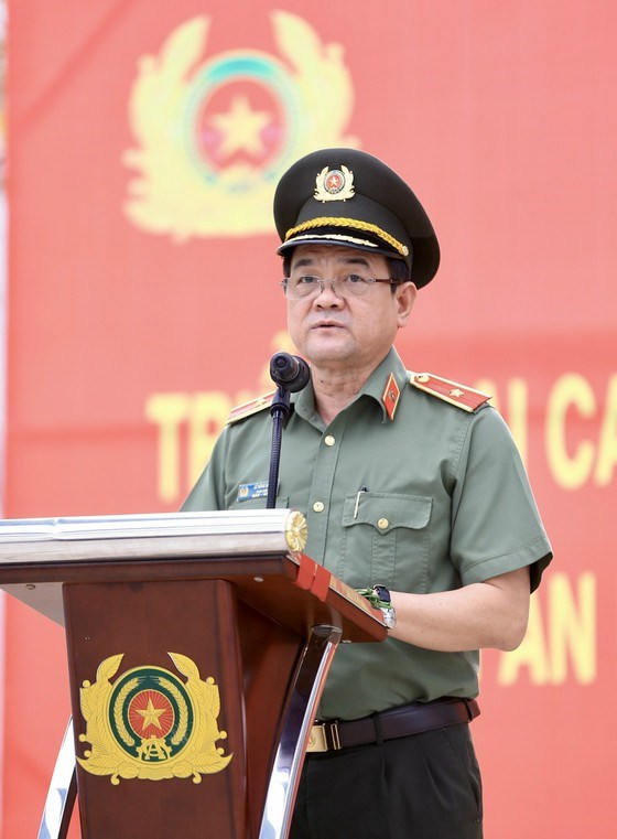 Thiếu tướng Lê Hồng Nam phát biểu tại lễ ra quân