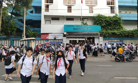 Học sinh Trường THCS Nguyễn Du, quận 1, TP.HCM trong giờ tan trường ng&agrave;y 14-12, kh&ocirc;ng bị bủa v&acirc;y bởi h&agrave;ng rong - Ảnh: MỸ DUNG