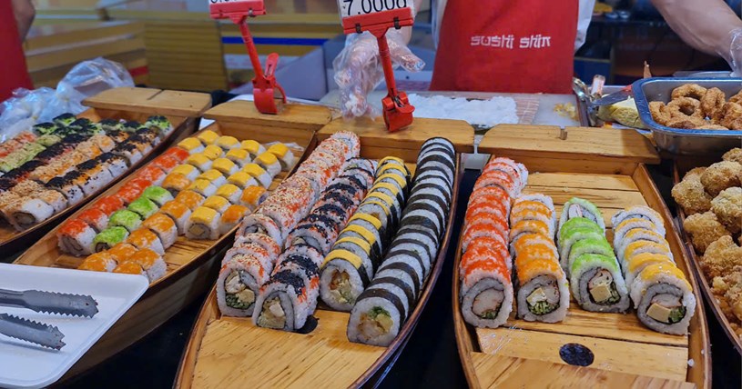 C&aacute;c loại sushi bắt mắt, hấp dẫn được b&aacute;n với gi&aacute; 6.000 - 7.000 đồng/miếng &nbsp;