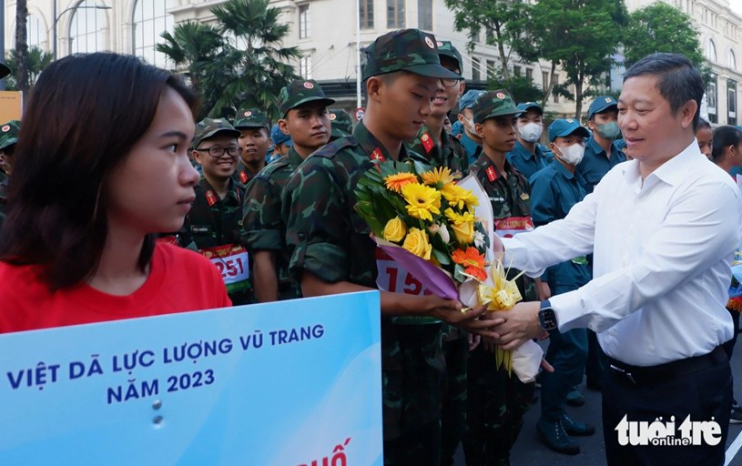 Ph&oacute; chủ tịch UBND TP.HCM Dương Anh Đức tặng hoa động vi&ecirc;n c&aacute;c c&aacute; nh&acirc;n, tập thể tham gia giải chạy - Ảnh: K.ANH &nbsp;