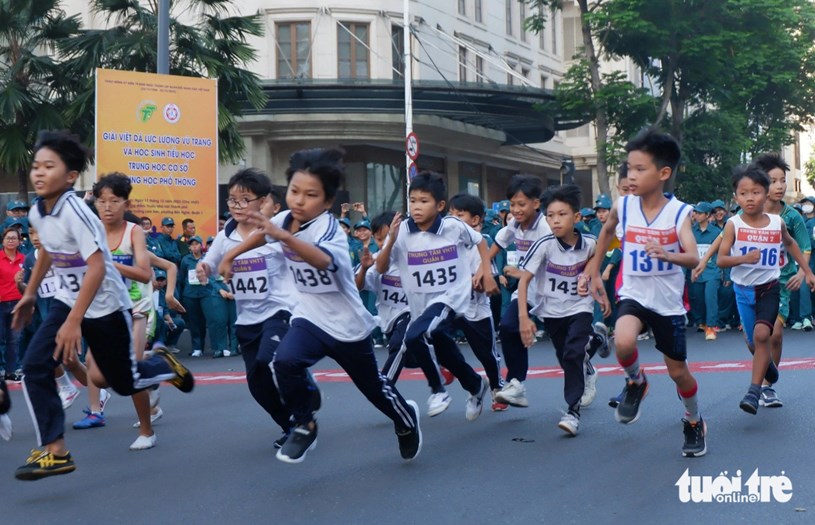 Học sinh khối tiểu học v&agrave;o đường đua - Ảnh: K.ANH