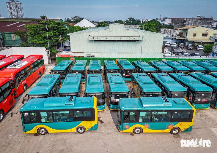 Chiều 17-12, đo&agrave;n xe bu&yacute;t điện khoảng 100 chiếc đ&atilde; ho&agrave;n th&agrave;nh tập kết ở b&atilde;i xe quốc lộ 13 (TP Thủ Đức) - Ảnh: CH&Acirc;U TUẤN