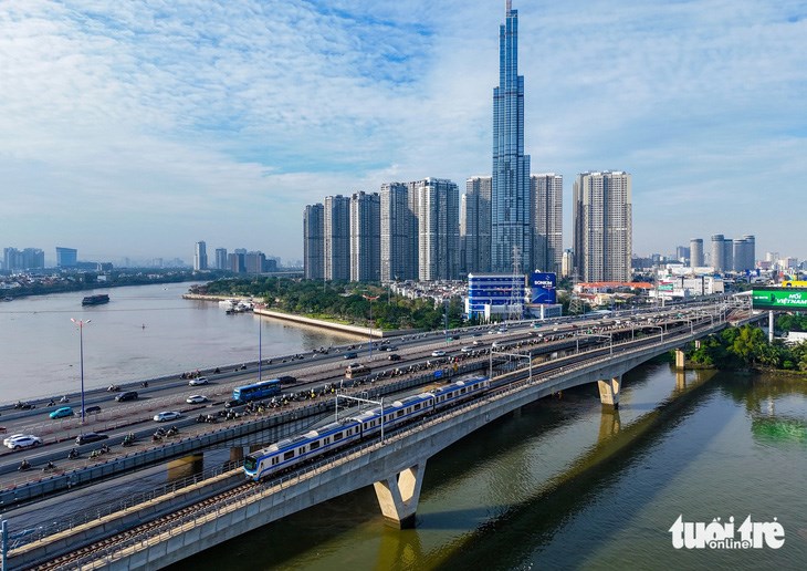 Tuyến metro số 1 đang li&ecirc;n tục vận h&agrave;nh thử to&agrave;n tuyến đợt cuối trước ng&agrave;y vận h&agrave;nh ch&iacute;nh thức. Ghi nhận trưa 17-12 - Ảnh: CH&Acirc;U TUẤN