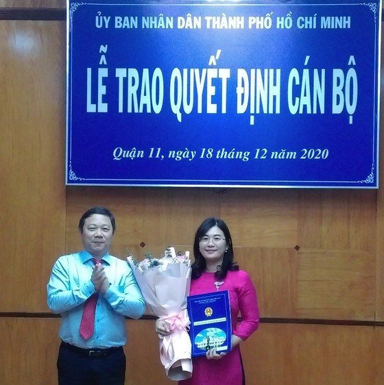 Ph&oacute; Chủ tịch UBND TPHCM Dương Anh Đức trao quyết định cho b&agrave; Trần Thị B&iacute;ch Tr&acirc;m