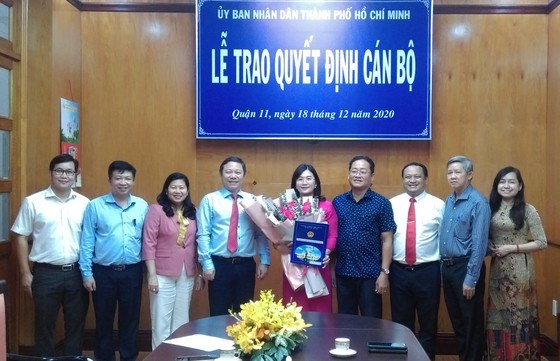 Ph&oacute; Chủ tịch UBND TPHCM Dương Anh Đức v&agrave; l&atilde;nh đạo quận 11 ch&uacute;c mừng b&agrave; Trần Thị B&iacute;ch Tr&acirc;m nhận nhiệm vụ mới