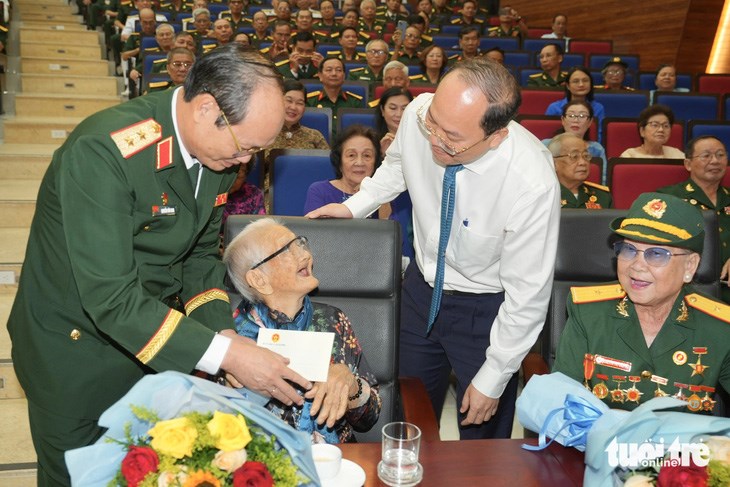 L&atilde;nh đạo Th&agrave;nh ủy, tư lệnh Bộ Tư lệnh TP.HCM thăm hỏi c&aacute;c mẹ Việt Nam anh h&ugrave;ng - Ảnh: HỮU HẠNH