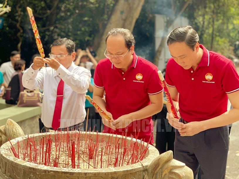 Ph&oacute; Chủ tịch Ủy ban Trung ương MTTQ Việt Nam Ph&ugrave;ng Kh&aacute;nh T&agrave;i v&agrave; Ph&oacute; B&iacute; thư Th&agrave;nh ủy TPHCM Nguyễn Hồ Hải thực hiện nghi thức d&acirc;ng hương tưởng niệm c&aacute;c anh h&ugrave;ng liệt sĩ tại Bia kỷ niệm Mặt trận d&acirc;n tộc giải ph&oacute;ng miền Nam Việt Nam