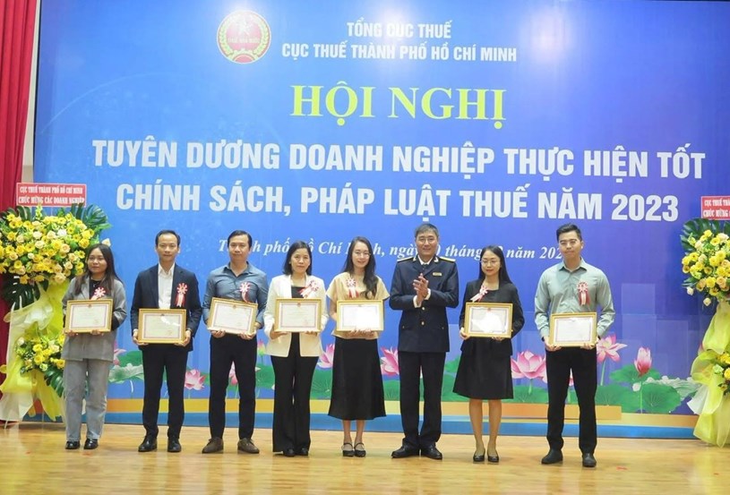 Cục trưởng Cục Thuế TPHCM Nguyễn Nam B&igrave;nh tuy&ecirc;n dương c&aacute;c doanh nghiệp nộp thuế ti&ecirc;u biểu tr&ecirc;n địa b&agrave;n TPHCM. Ảnh: VGP/LA &nbsp;