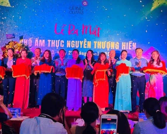 C&aacute;c đại biểu cắt băng khai mạc tuyến phố ẩm thực Nguyễn Thượng Hiền, tối 21-12