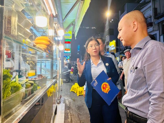 B&agrave; Phạm Thị Th&uacute;y Hằng, Ph&oacute; Chủ tịch UBND quận 3 trao đổi với &ocirc;ng Nguyễn Nguy&ecirc;n Phương, Ph&oacute; Gi&aacute;m đốc Sở C&ocirc;ng thương TPHCM về kế hoạch ph&aacute;t triển phố ẩm thực trong thời gian tới