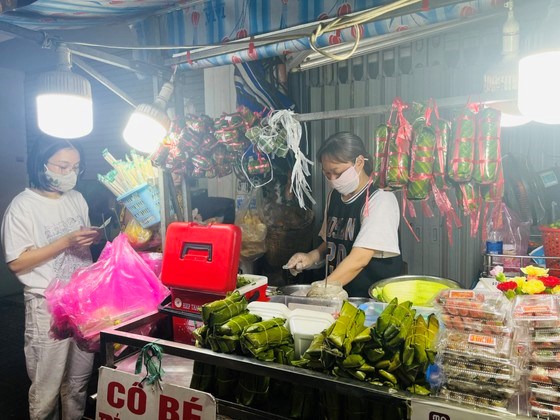 Kh&aacute;ch mua tr&eacute; tại điểm b&aacute;n C&ocirc; B&eacute;, tối 21-12