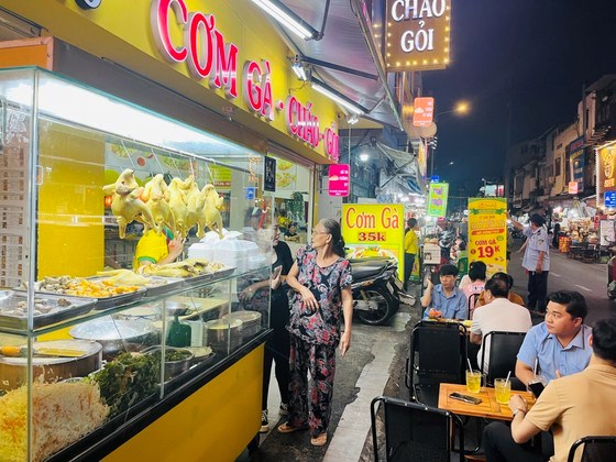 Người d&acirc;n, du kh&aacute;ch ăn uống tại qu&aacute;n Cơm g&agrave; - Ch&aacute;o - Gỏi tr&ecirc;n đường Nguyễn Thượng Hiền