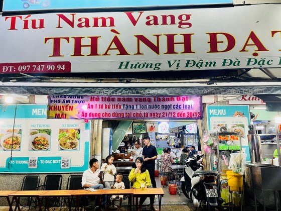 Kh&aacute;ch thưởng thức hủ tiếu tại một qu&aacute;n tr&ecirc;n đường Nguyễn Thượng Hiền, tối 21-12