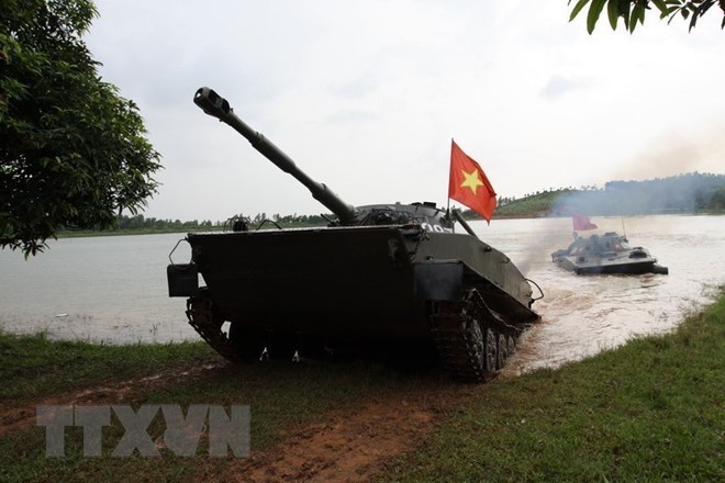 Trung đội tăng (Tiểu đo&agrave;n xe tăng 1047, Đo&agrave;n M47) diễn tập đổ bộ tấn c&ocirc;ng.&nbsp;(Ảnh: Trọng Đức/TTXVN)