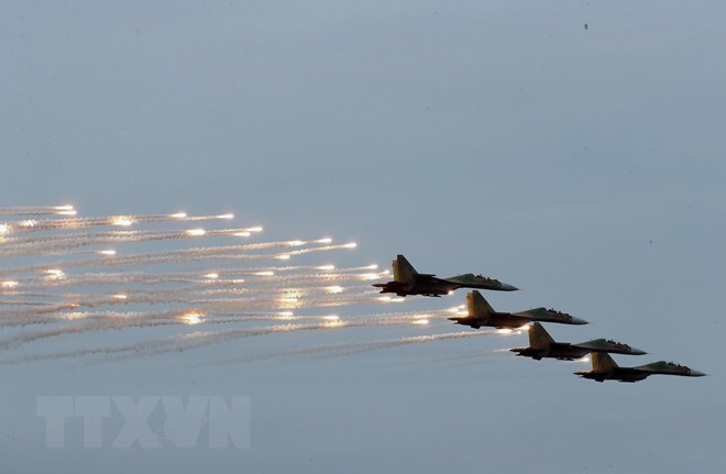 M&agrave;n tr&igrave;nh diễn của m&aacute;y bay ti&ecirc;m k&iacute;ch Su-30MK tại lễ khai mạc Triển l&atilde;m Quốc ph&ograve;ng quốc tế Việt Nam 2022 lần thứ nhất ở H&agrave; Nội.&nbsp;(Ảnh: Trọng Đức/TTXVN)