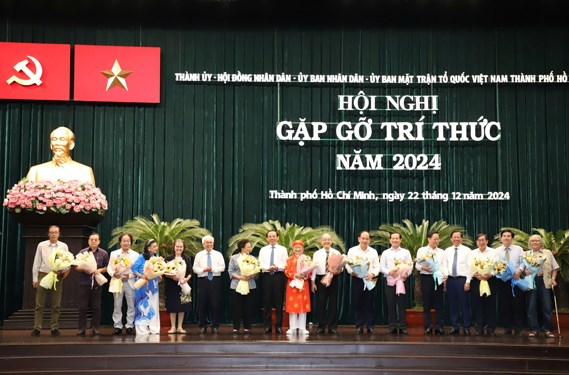 Đội ngũ tr&iacute; thức của TP HCM kh&ocirc;ng chỉ lớn mạnh về số lượng m&agrave; c&ograve;n tăng về chất lượng