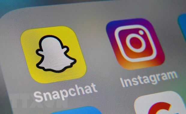 Biểu tượng Snapchat&nbsp;(tr&aacute;i) tr&ecirc;n m&aacute;y t&iacute;nh bảng. (Ảnh: AFP/TTXVN)