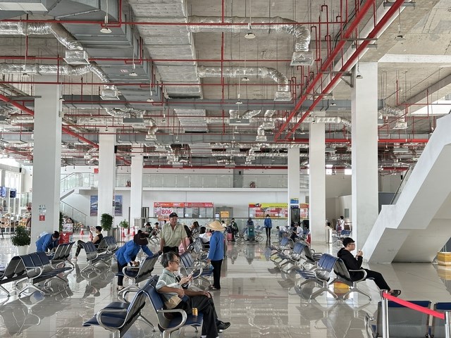 Khung cảnh Bến xe Miền Đ&ocirc;ng mới ng&agrave;y 23-12. Ảnh: NGỌC QU&Yacute;